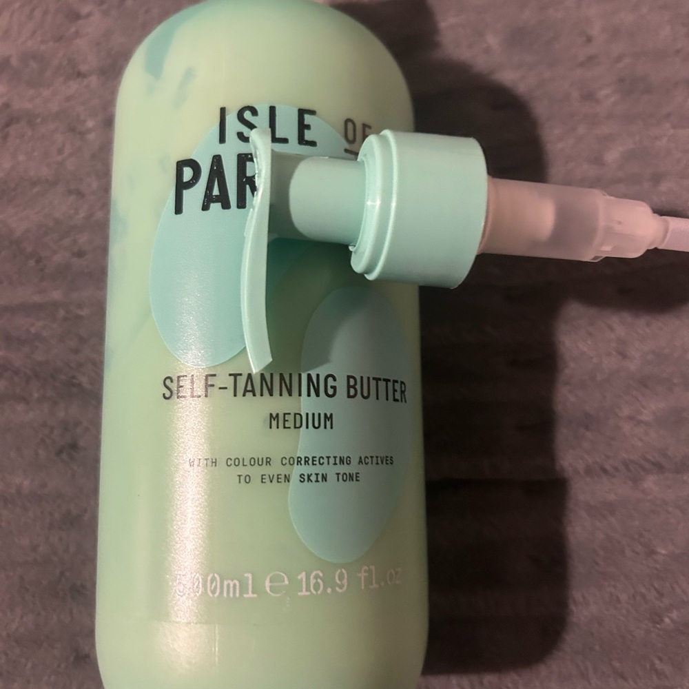 Isle of Paradise Medium Self-Tanning Butter in Mint Green